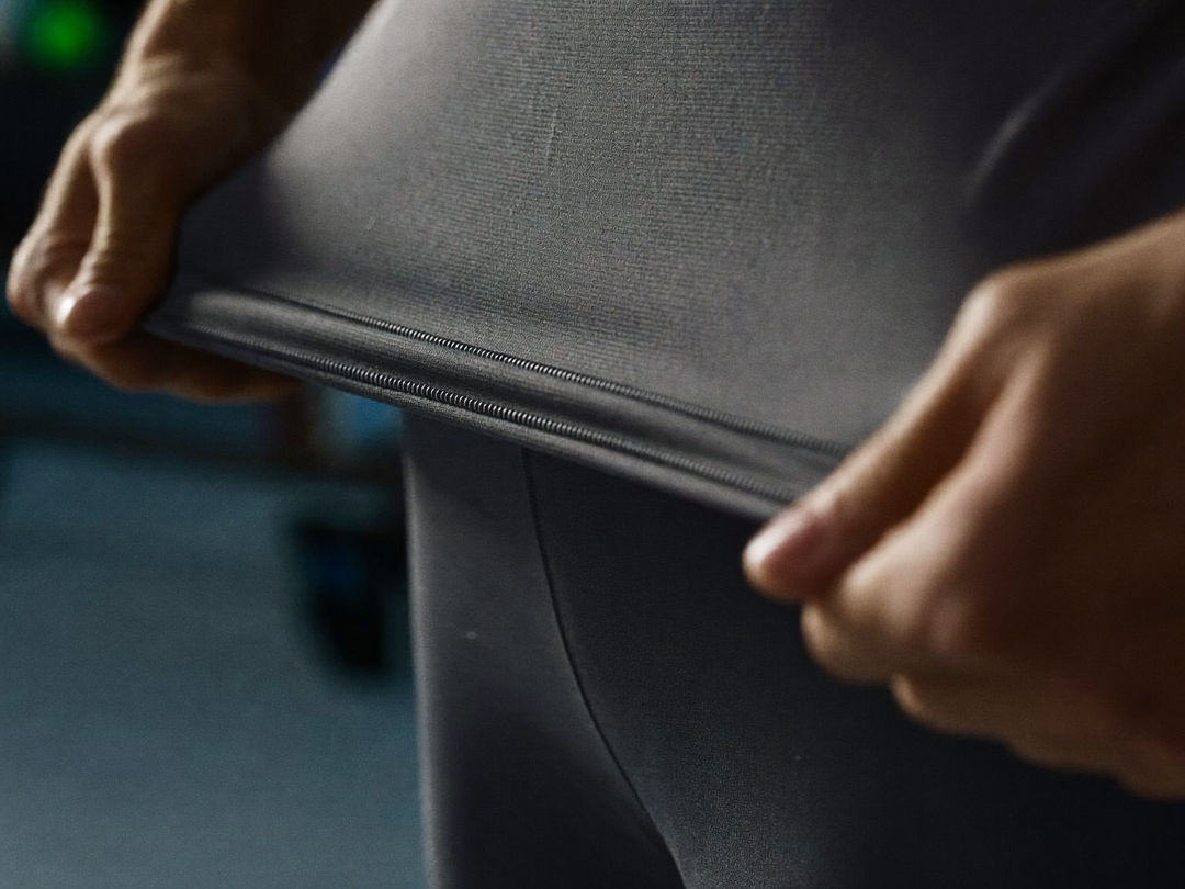 Gros plan macro sur une couture thermique de rashguard tendue
