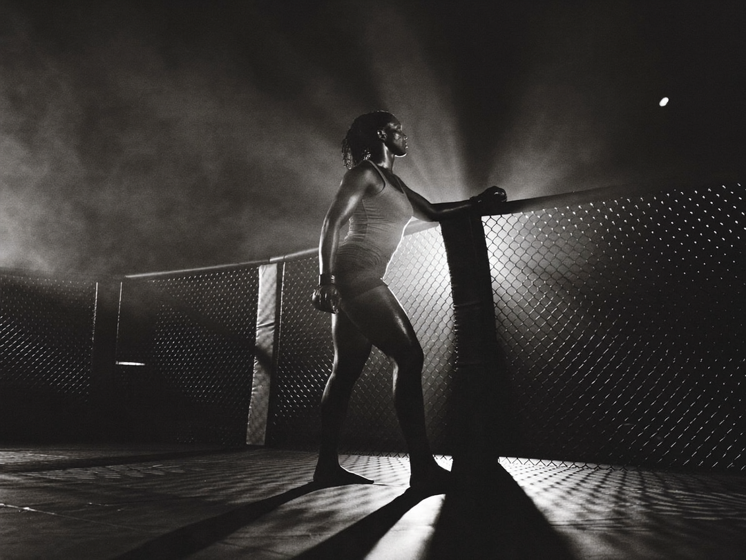 Championne de dos dans la cage, lumière dramatique