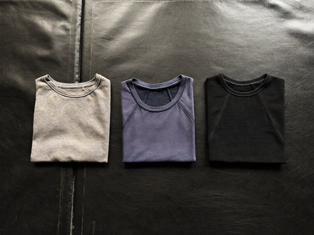 Trois rashguards alignés, qualité croissante de gauche à droite